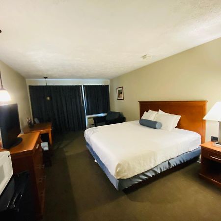 Fleetwood Inn Suites Cheboygan Esterno foto