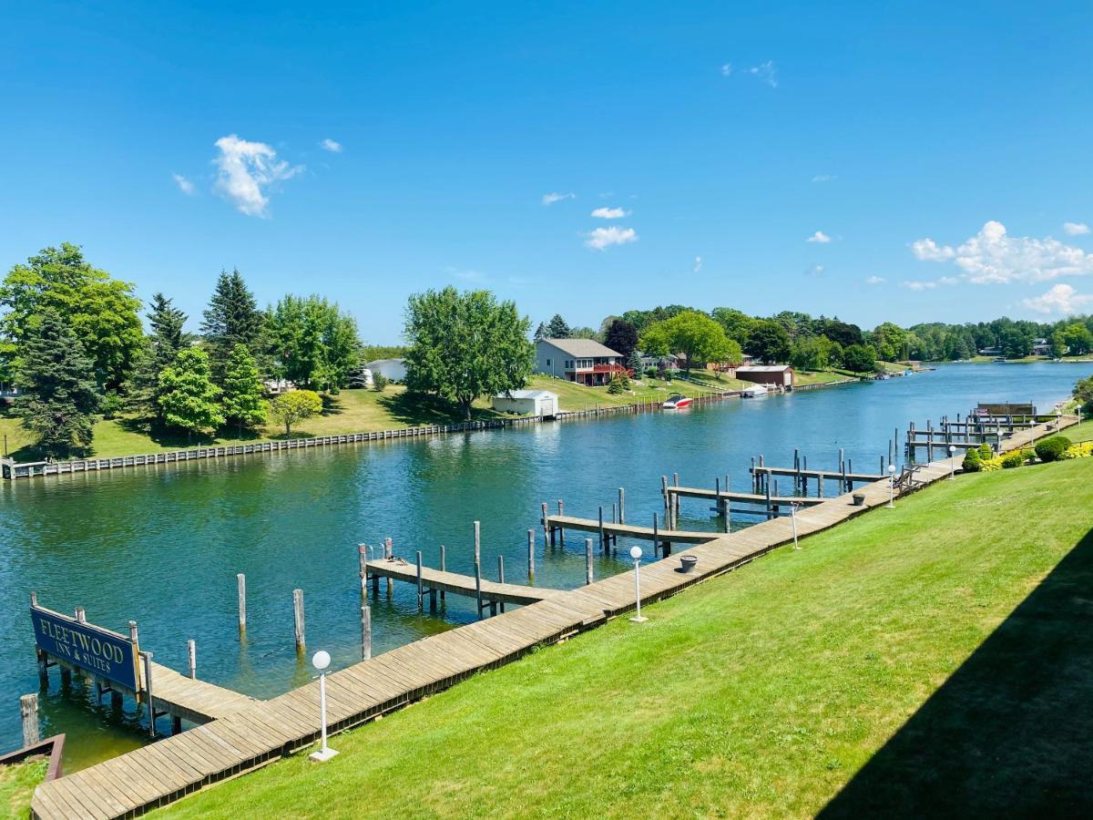 Fleetwood Inn Suites Cheboygan Esterno foto