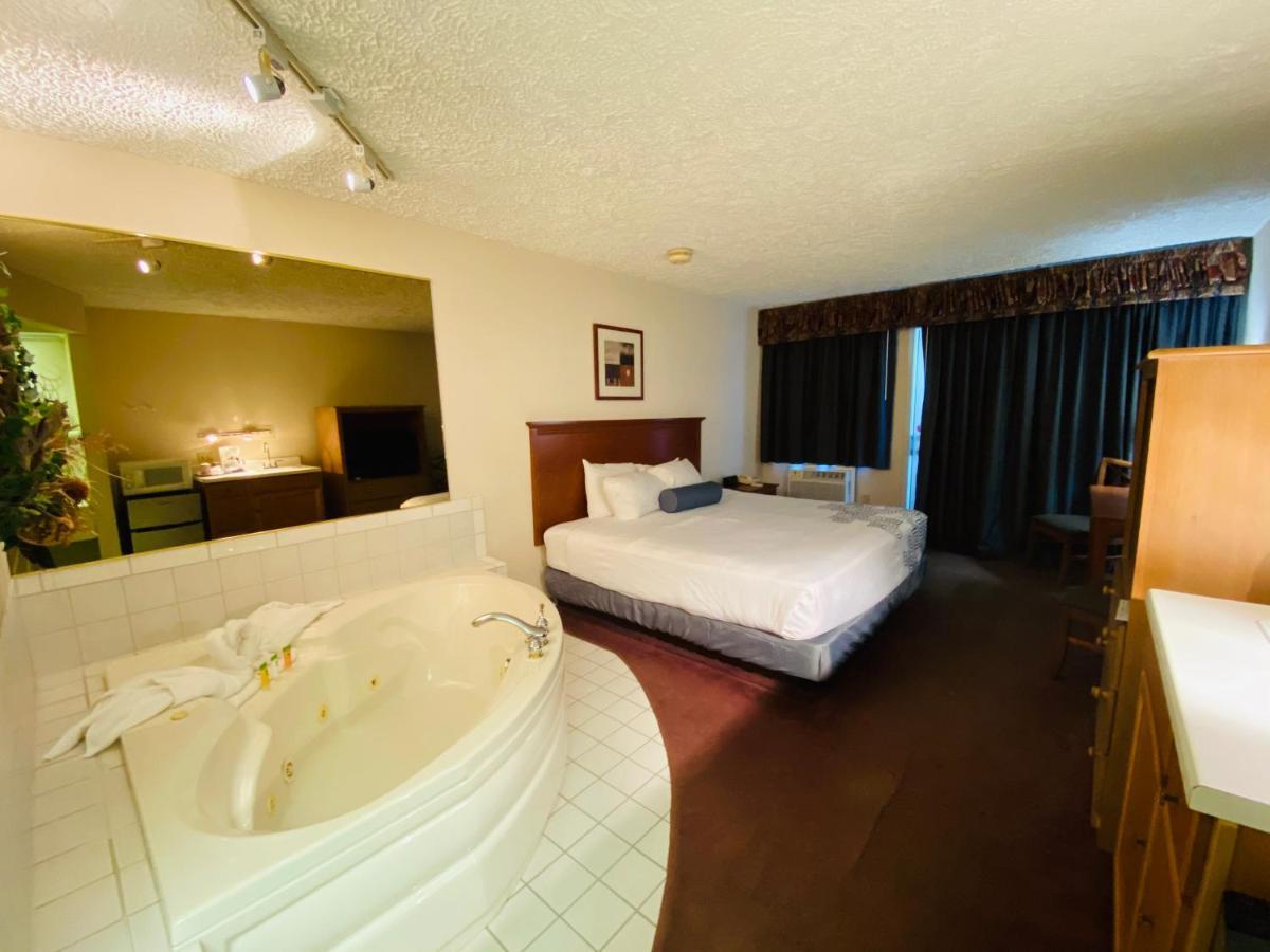 Fleetwood Inn Suites Cheboygan Esterno foto