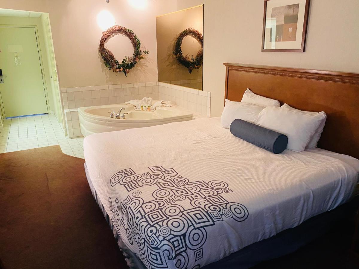 Fleetwood Inn Suites Cheboygan Esterno foto