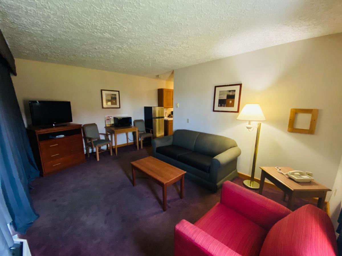Fleetwood Inn Suites Cheboygan Esterno foto