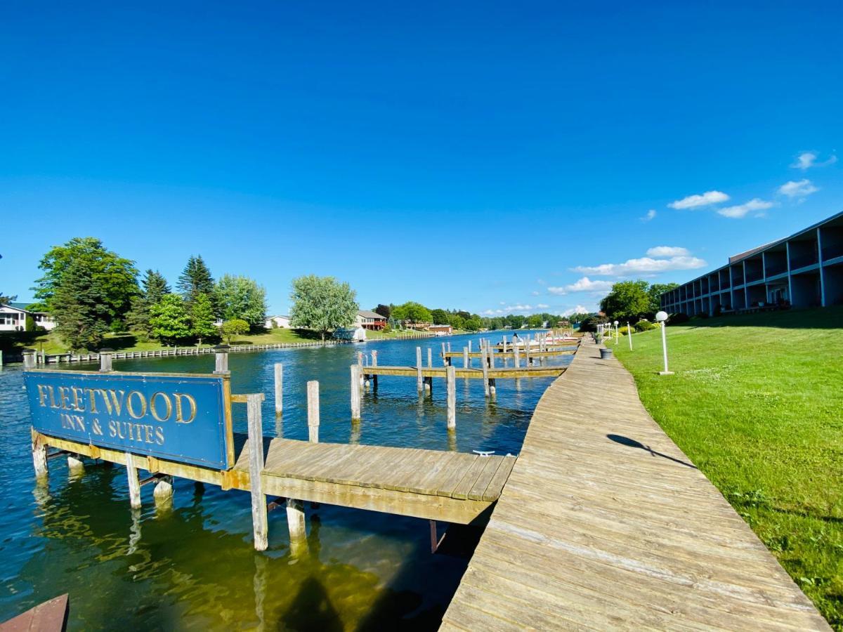 Fleetwood Inn Suites Cheboygan Esterno foto