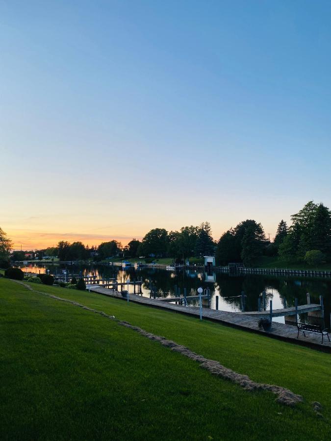 Fleetwood Inn Suites Cheboygan Esterno foto