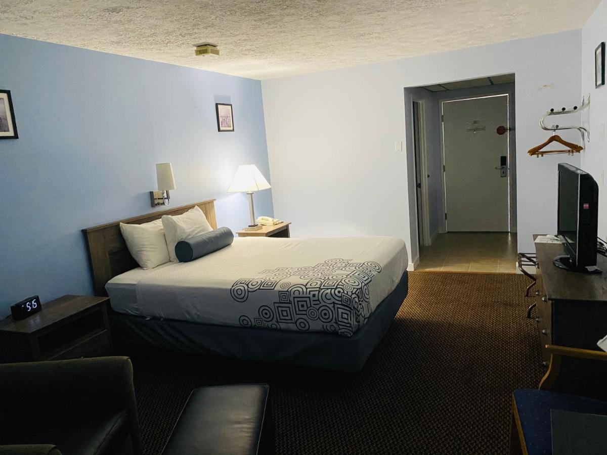 Fleetwood Inn Suites Cheboygan Esterno foto