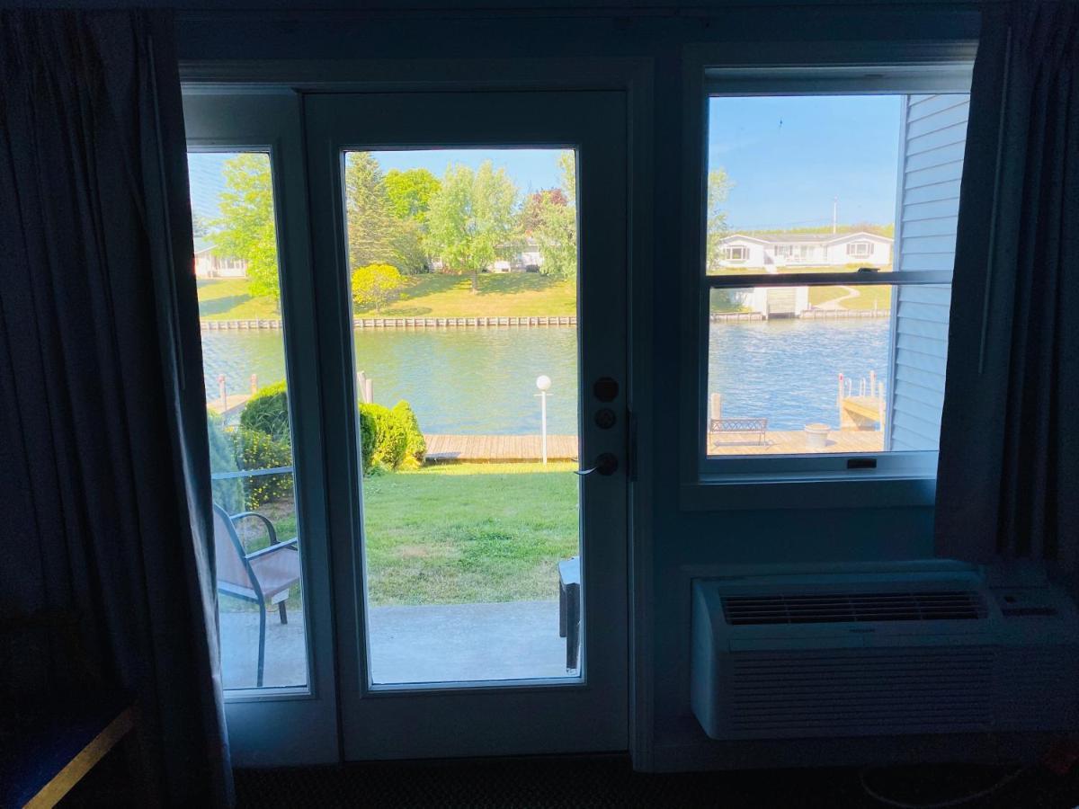 Fleetwood Inn Suites Cheboygan Esterno foto
