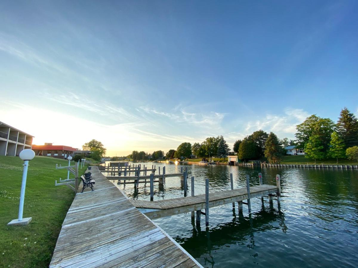 Fleetwood Inn Suites Cheboygan Esterno foto