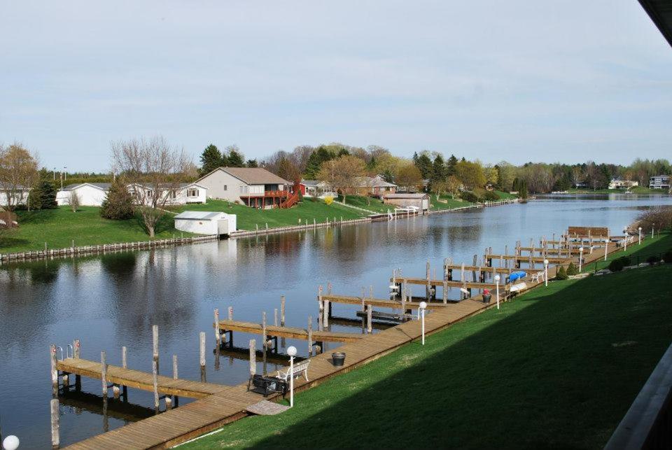 Fleetwood Inn Suites Cheboygan Esterno foto