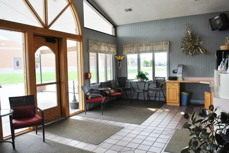 Fleetwood Inn Suites Cheboygan Esterno foto