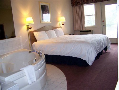 Fleetwood Inn Suites Cheboygan Esterno foto